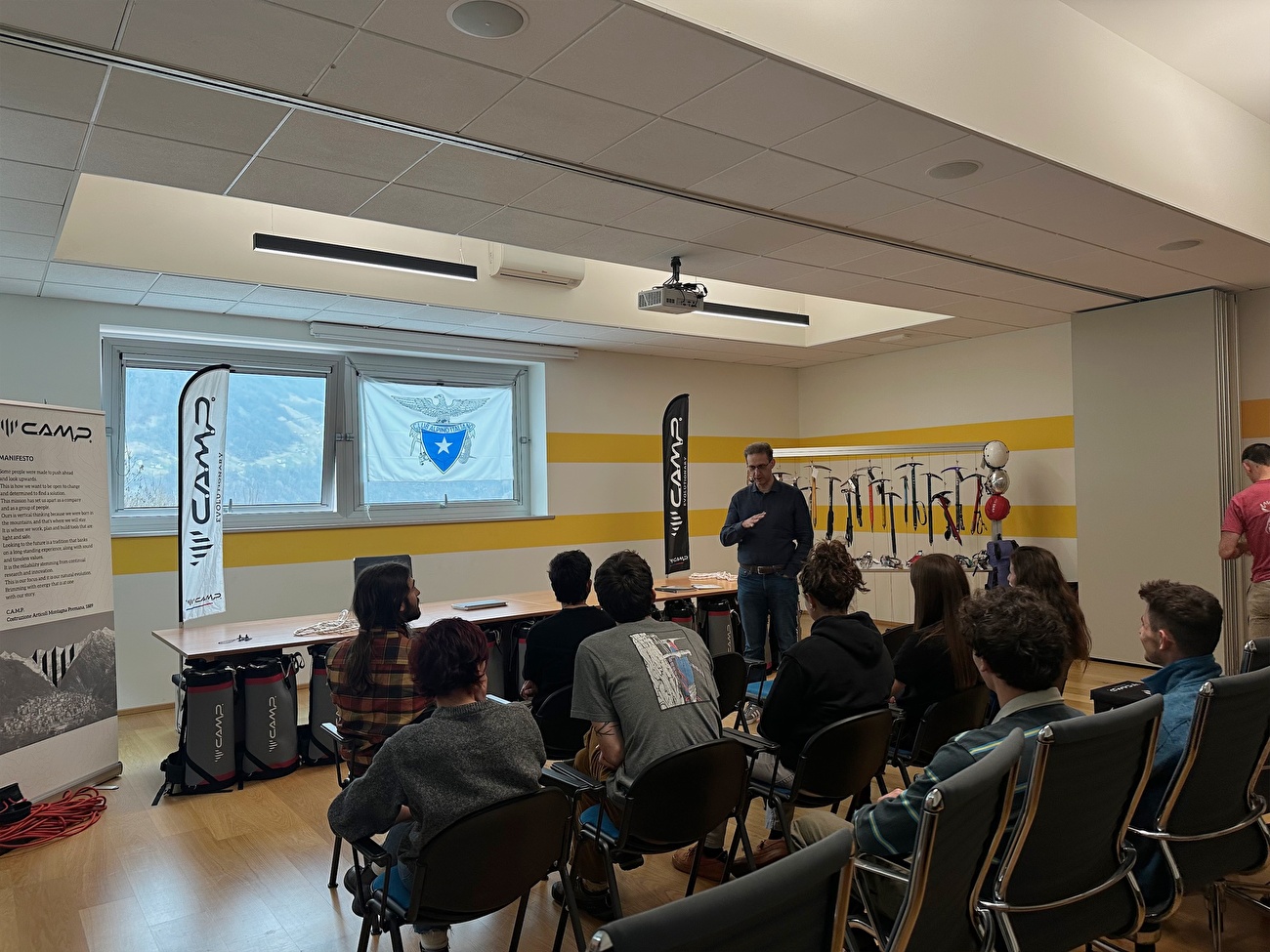 CAMP - L'équipe CAI Eagle en visite au siège du CAMP à Premana en Italie