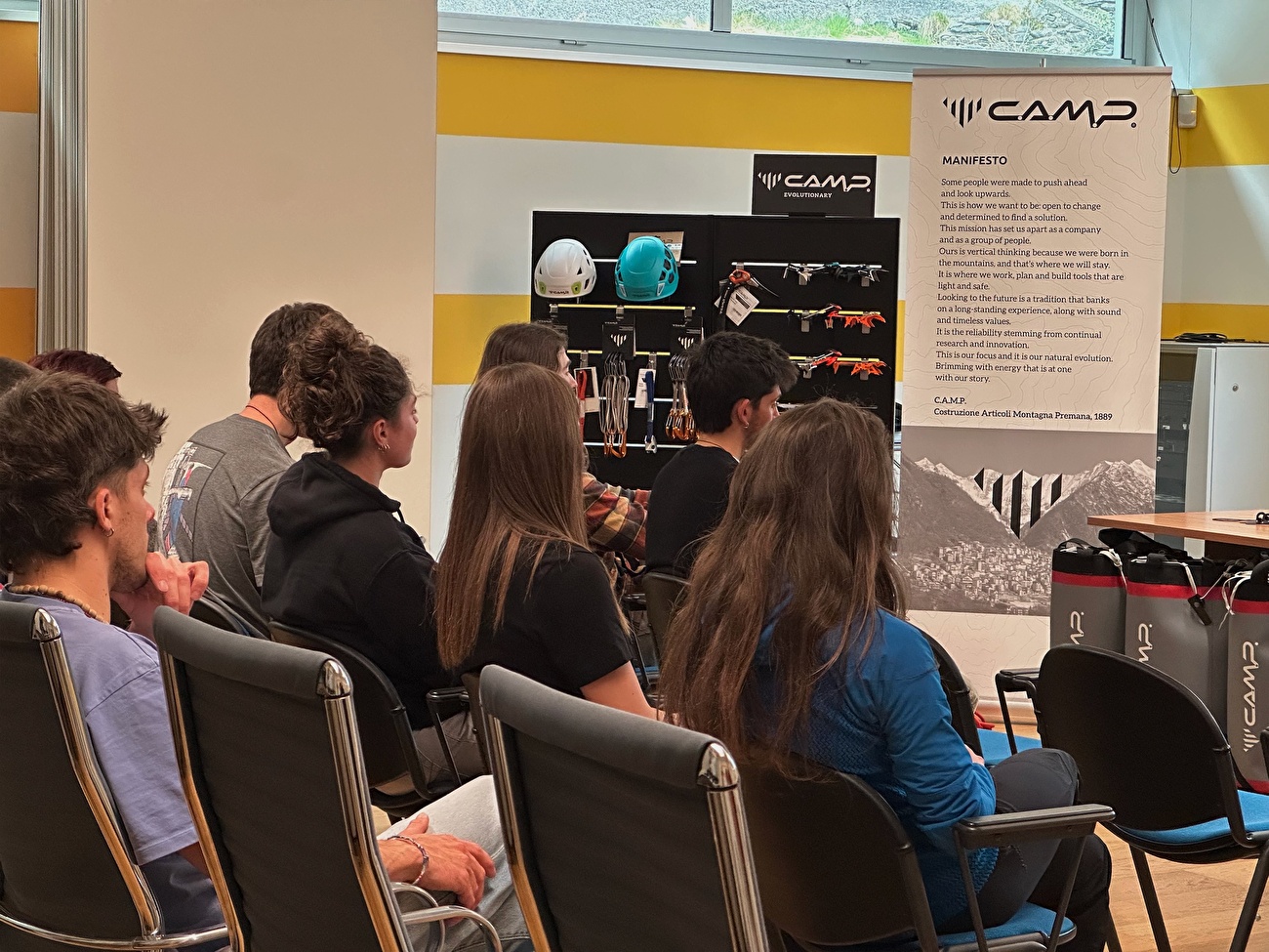 CAMP - L'équipe CAI Eagle en visite au siège du CAMP à Premana en Italie