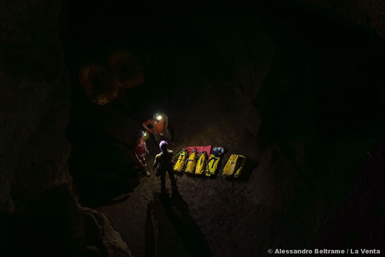 Grotte de Qanaf, Oman, La Venta - La Venta explorant la grotte de Qanaf, Jabal Samḥān, Oman, février 2026