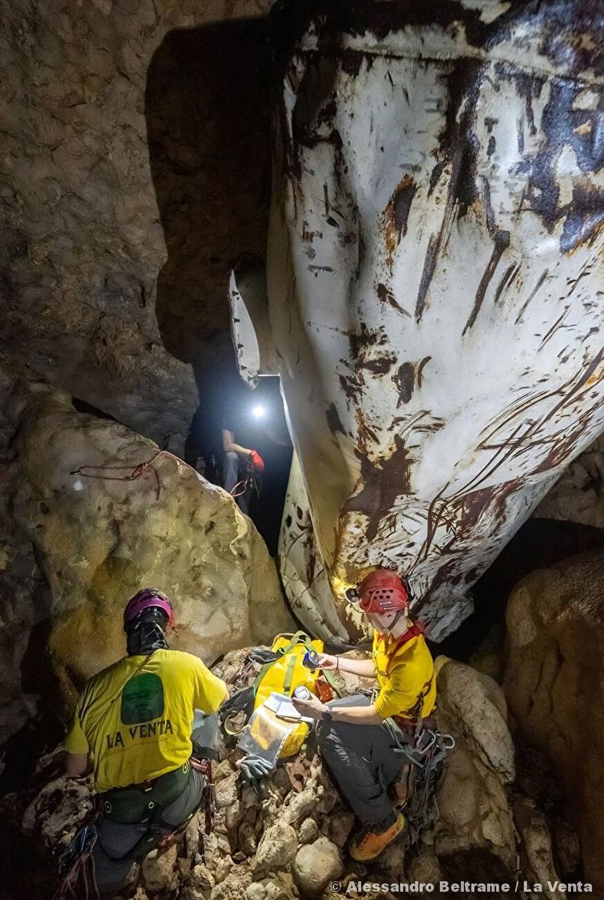 Grotte de Qanaf, Oman, La Venta - La Venta explorant la grotte de Qanaf, Jabal Samḥān, Oman, février 2026