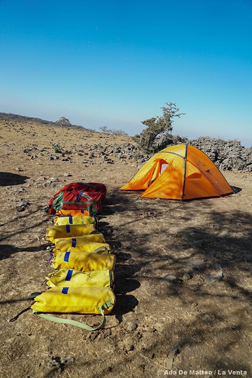 Grotte de Qanaf, Oman, La Venta - La Venta explorant la grotte de Qanaf, Jabal Samḥān, Oman, février 2026
