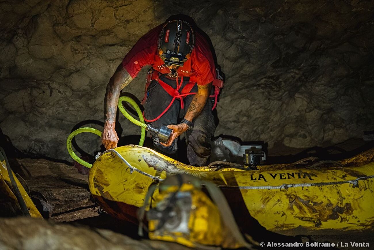 Grotte de Qanaf, Oman, La Venta - La Venta explorant la grotte de Qanaf, Jabal Samḥān, Oman, février 2026