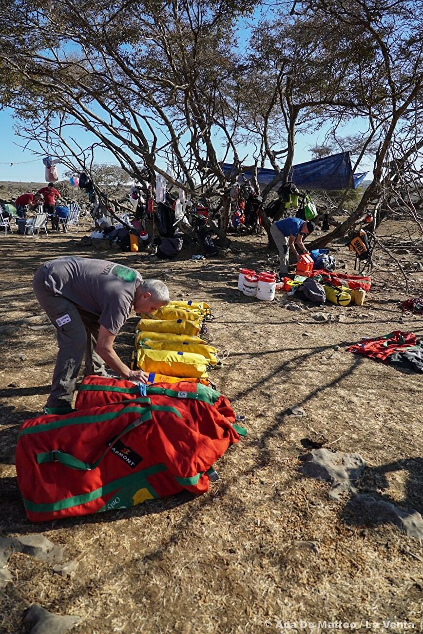 Grotte de Qanaf, Oman, La Venta - La Venta explorant la grotte de Qanaf, Jabal Samḥān, Oman, février 2026