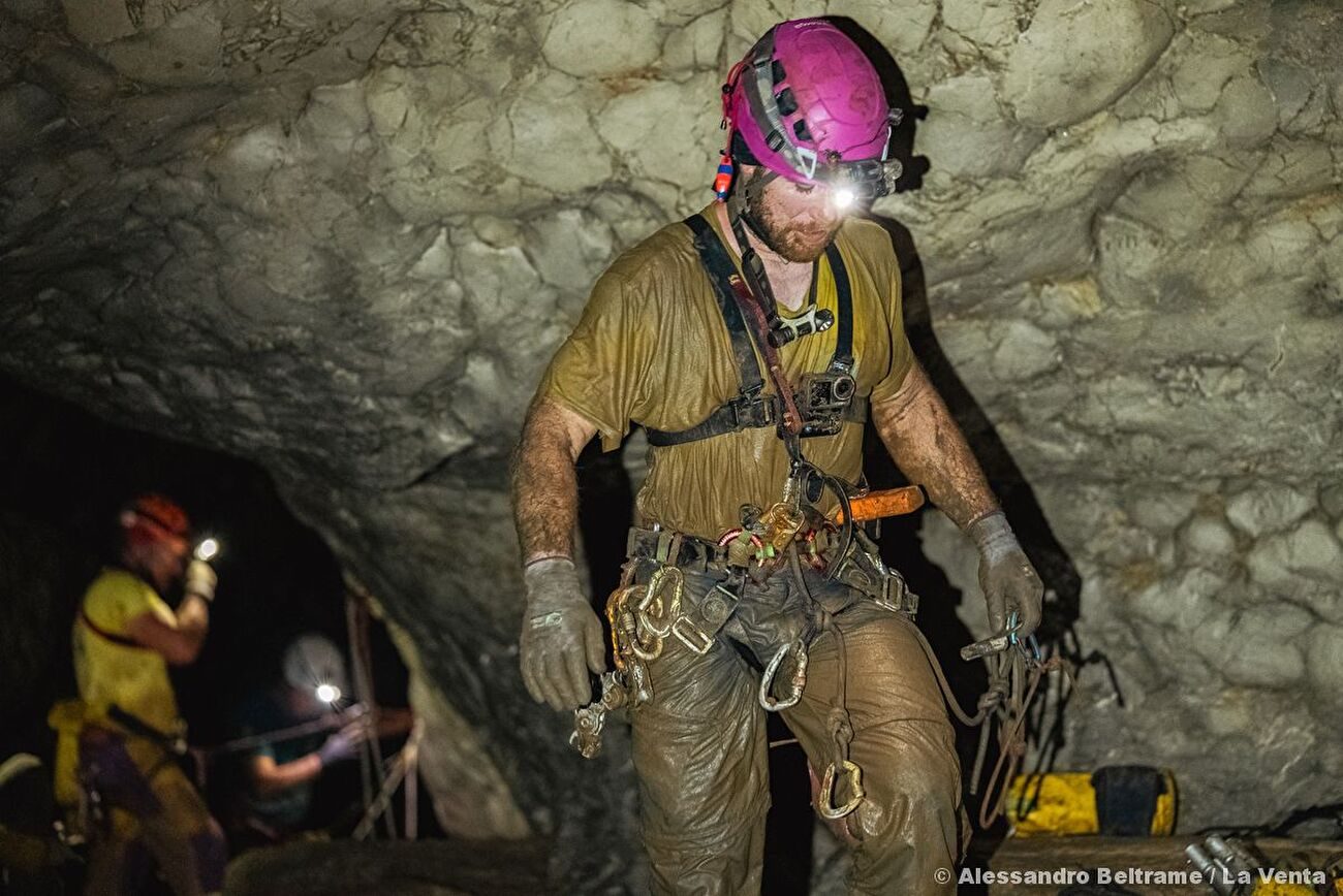 Grotte de Qanaf, Oman, La Venta - La Venta explorant la grotte de Qanaf, Jabal Samḥān, Oman, février 2026