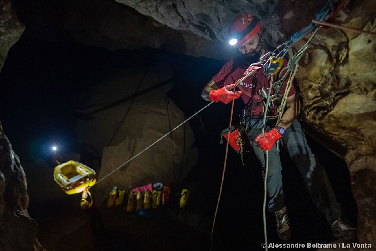 Grotte de Qanaf, Oman, La Venta - La Venta explorant la grotte de Qanaf, Jabal Samḥān, Oman, février 2026