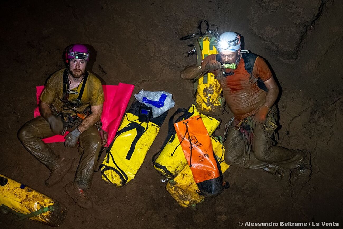 Grotte de Qanaf, Oman, La Venta - La Venta explorant la grotte de Qanaf, Jabal Samḥān, Oman, février 2026