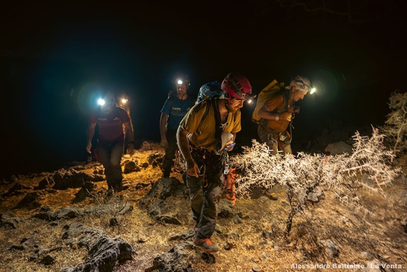 Grotte de Qanaf, Oman, La Venta - La Venta explorant la grotte de Qanaf, Jabal Samḥān, Oman, février 2026