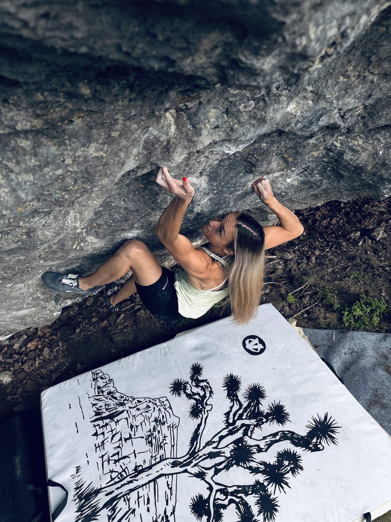 Jana Švecová, Nova, Lidomorna, Moravsky Karst - Jana Švecová réalise la première ascension du 'Nova' 8B+ à Lidomorna, Moravsky Karst, République tchèque. Le problème démarre 'Sedni si na kost' avant de se déplacer à gauche au niveau des sous-clins et de continuer sur 8C+ 'Terranova' d'Adam Ondra.