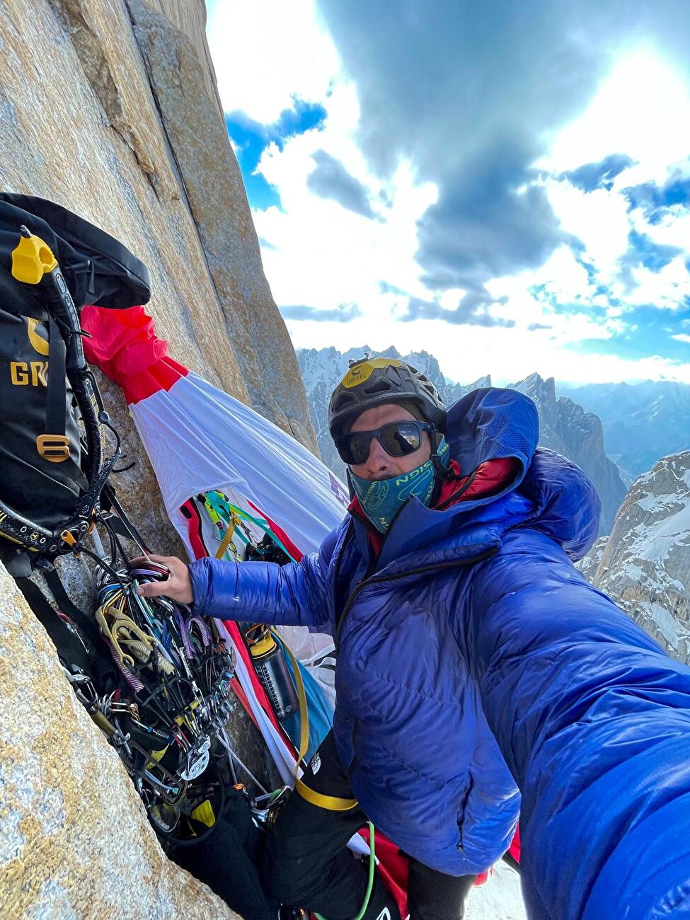 Stefano Ragazzo Eternal Flame Trango Tower - Stefano Ragazzo réalise le premier solo de corde d'Eternal Flame sur Nameless Tower, Trango Towers, juillet 2024