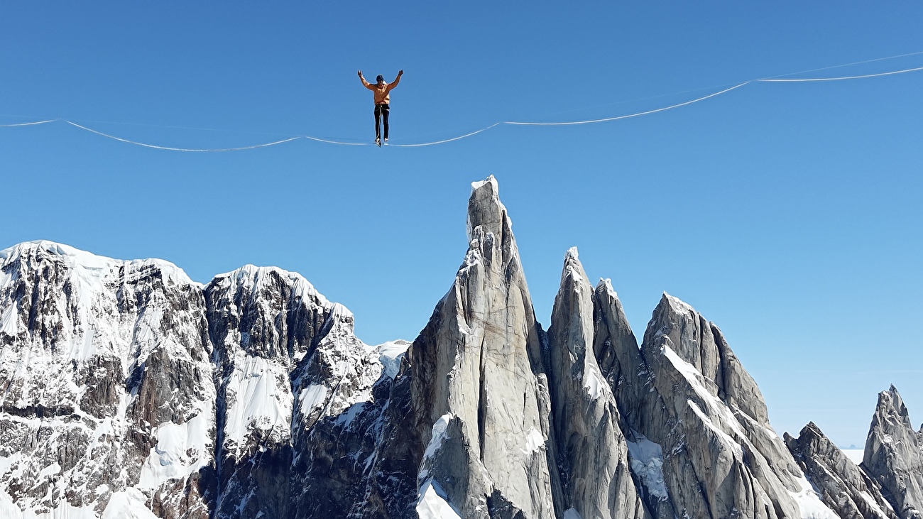 Highline spectaculaire en face du Cerro Torre dans le massif du Fitz Roy en Patagonie