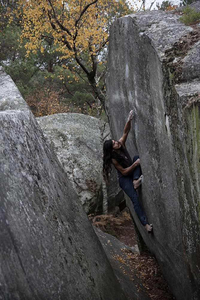Charles Albert, Fontainebleau - Charles Alber tentant un projet non grimpé à Fontainebleau en France
