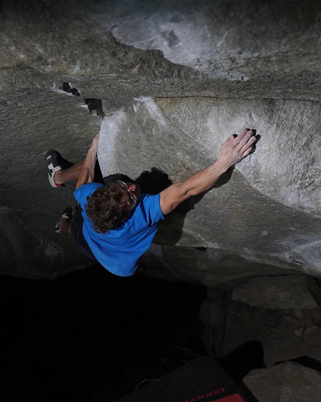 Yannick Flohé - Yannick Flohé escalade 'Story of Three Worlds' (8C+) à Cresciano, février 2025