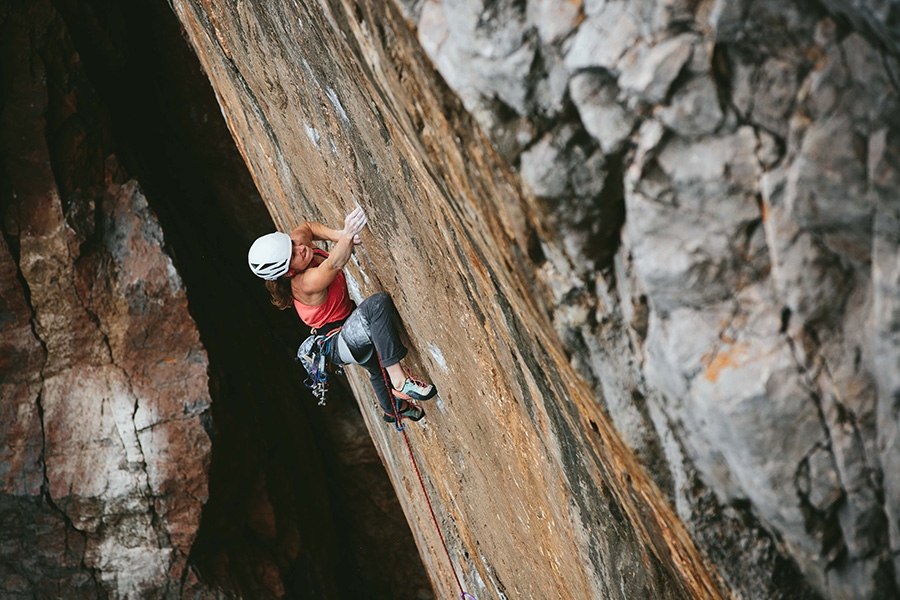 Pembroke, Pays de Galles, Barbara Zangerl, Lara Neumeier, Roland Hemetzberger, Jacopo Larcher - Barbara Zangerl escalade le Big Issue E9 6c à Bosherston Head, Pembroke, Pays de Galles, juin 2017