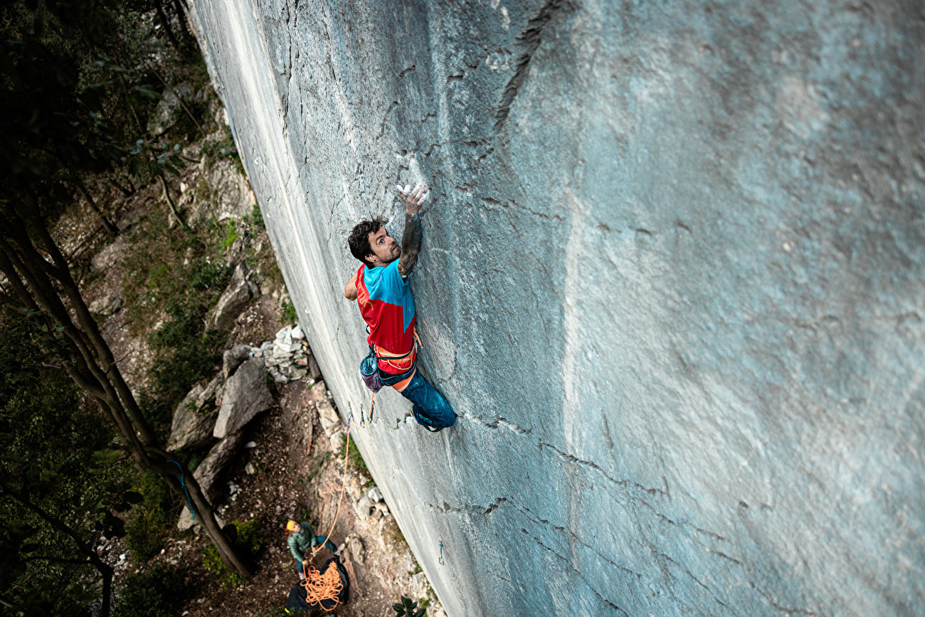 Klaas Willems - Klaas Willems répétant 'Pungitopo' (8c+) au mur de Red Point à Arco, Italie, 03/2025