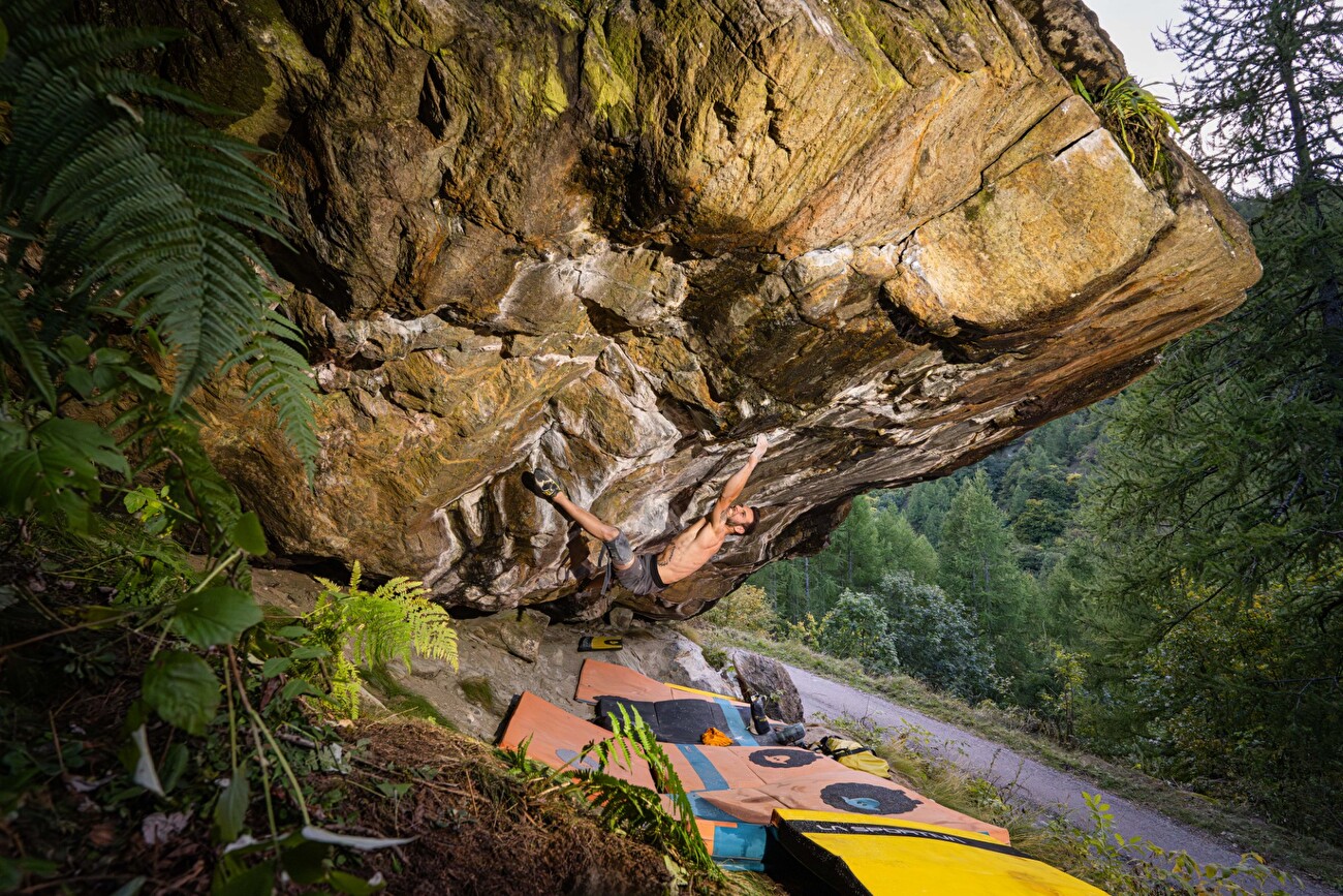 Elias Iagnemma Exodia - Elias Iagnemma réalise la première ascension de « Exodia » au Rifugio Barbara à Val Pellice, en Italie, le 10 novembre 2025. Le joueur de 29 ans a proposé le grade 9A+/V18. S'il est confirmé, ce serait le premier rocher 9A+ au monde.