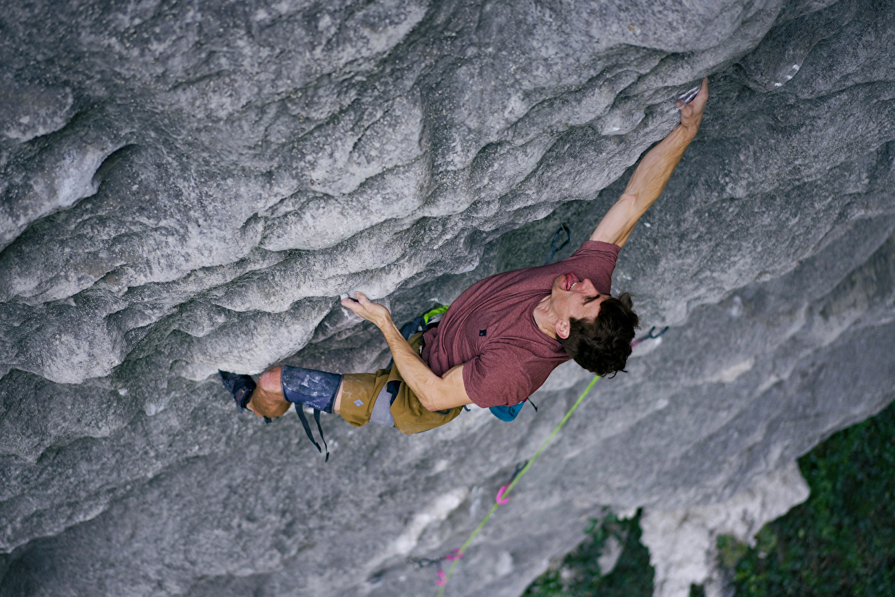 Sébastien Bouin Chine - Seb Bouin réalise la première ascension de 'El Gran Cabrón' dans la grotte de Shegeng en Chine, février 2025
