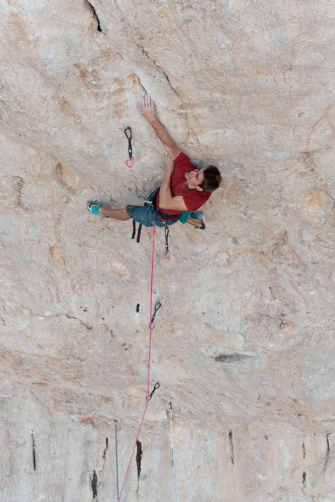 Seb Bouin, Jumbo Love, Clark Mountain, USA - Sébastien Bouin répète Jumbo Love, le 9b à Clark Mountain, USA, gravi pour la première fois par Chris Sharma en 2008.