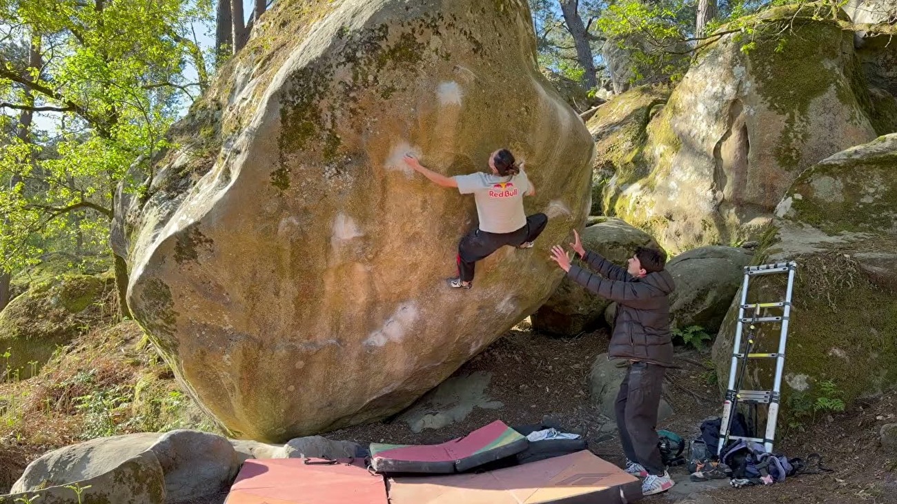 Oriane Bertone - Oriane Bertone envoie 'Gecko assis' (8B+) à Fontainebleau, France, le 21 avril 2026