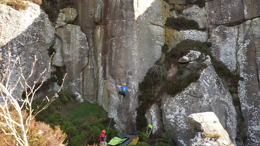 Franco Cookson, Sandy Crag - Franco Cookson tombant au sol au large de « Nothing Lasts » H10 7a à Sandy Crag, Northumberland, Royaume-Uni