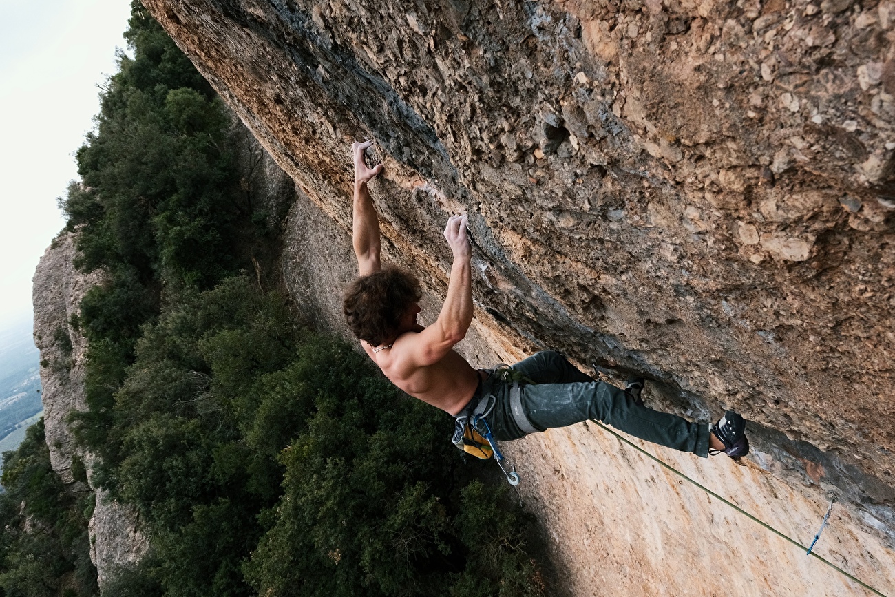 Lorenzo Fornaro Montserrat - Lorenzo Fornaro envoie 'Red Ram' (9a+) à Montserrat Lorenzo Fornaro Montserrat - Lorenzo Fornaro envoie 'Red Ram' (9a+) à Montserrat
