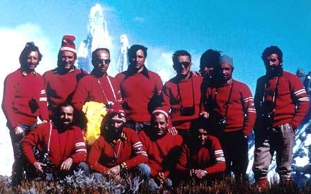 Cerro Torre 1974, Ragni di Lecco - L'ensemble du groupe posant avant de commencer l'ascension.