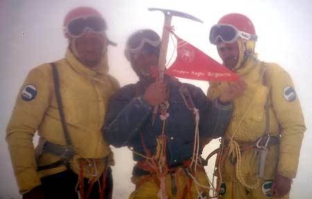 Cerro Torre 1974, Ragni di Lecco - Daniele Chiappa, Pino Negri et Casimiro Ferrari au sommet du Cerro Torre le 13 janvier 1974 après la première ascension de la face ouest. Photo prise au sommet en pleine tempête par Mario Conti.