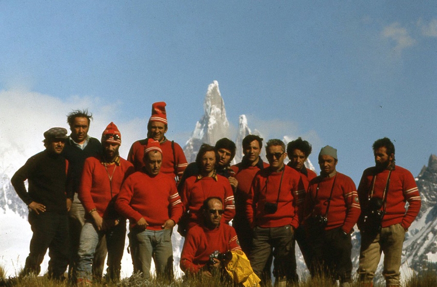 Ragni di Lecco, Ragni della Grignetta - Ragni di Lecco, photo de groupe, Cerro Torre 1974 : Casimiro Ferrari, Gigi Alippi, Pierlorenzo Purchasepace, Daniele Chiappa, Mario Conti, Claudio Corti, Giuseppe Lafranconi, Pino Negri, Ernesto Panzeri, Angelo Zoia, Mimmo Lanzetta, Sandro Liati.