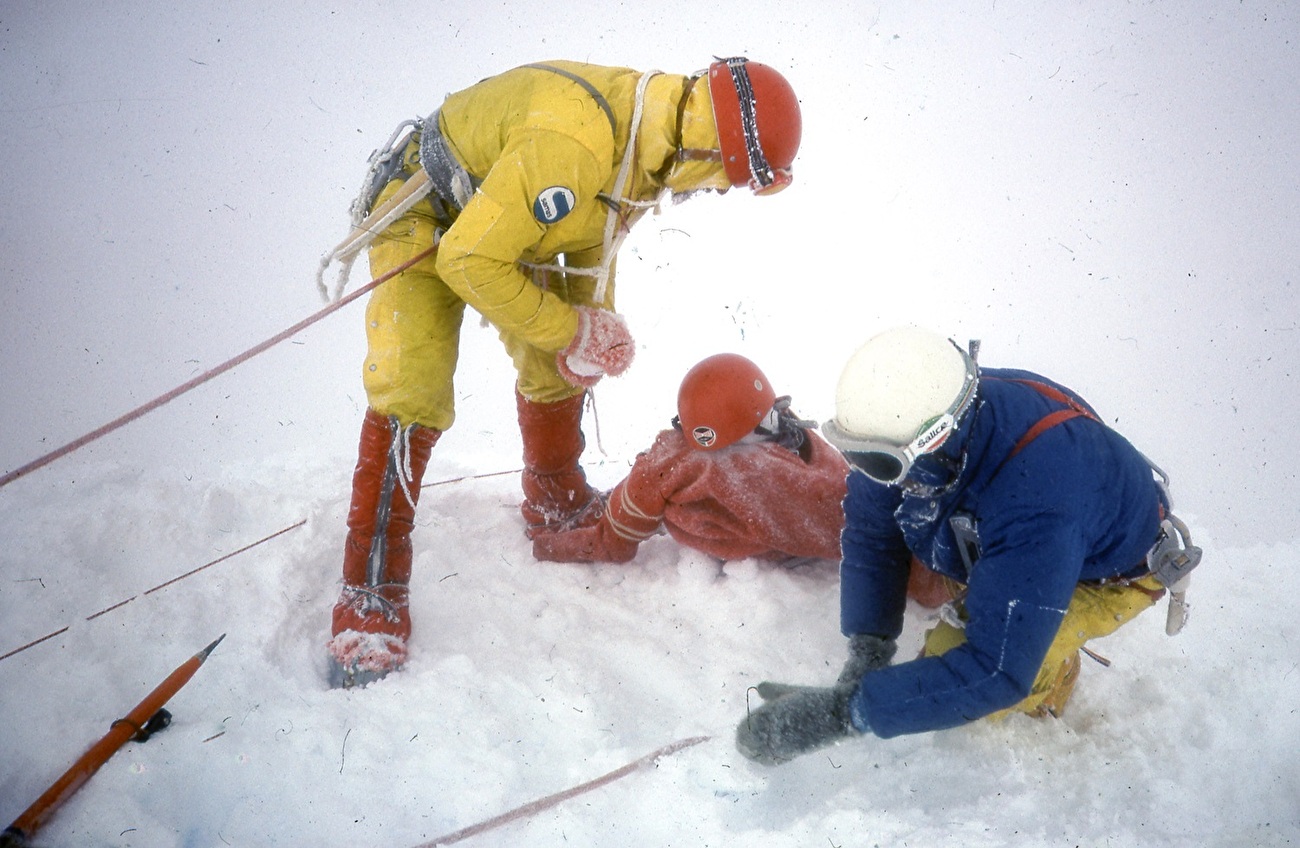 Cerro Torre 1974, Ragni di Lecco - À gauche Daniele Chiappa, à droite Casimiro Ferrari au sommet du Cerro Torre construisant le bonhomme de neige, le célèbre cinquième Ragno, au sommet avec Pino Negri et Mario Conti le 13 janvier 1974