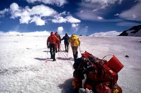 Cerro Torre 1974, Ragni di Lecco - Transport du matériel sur des traîneaux jusqu'au pied de la Torre.