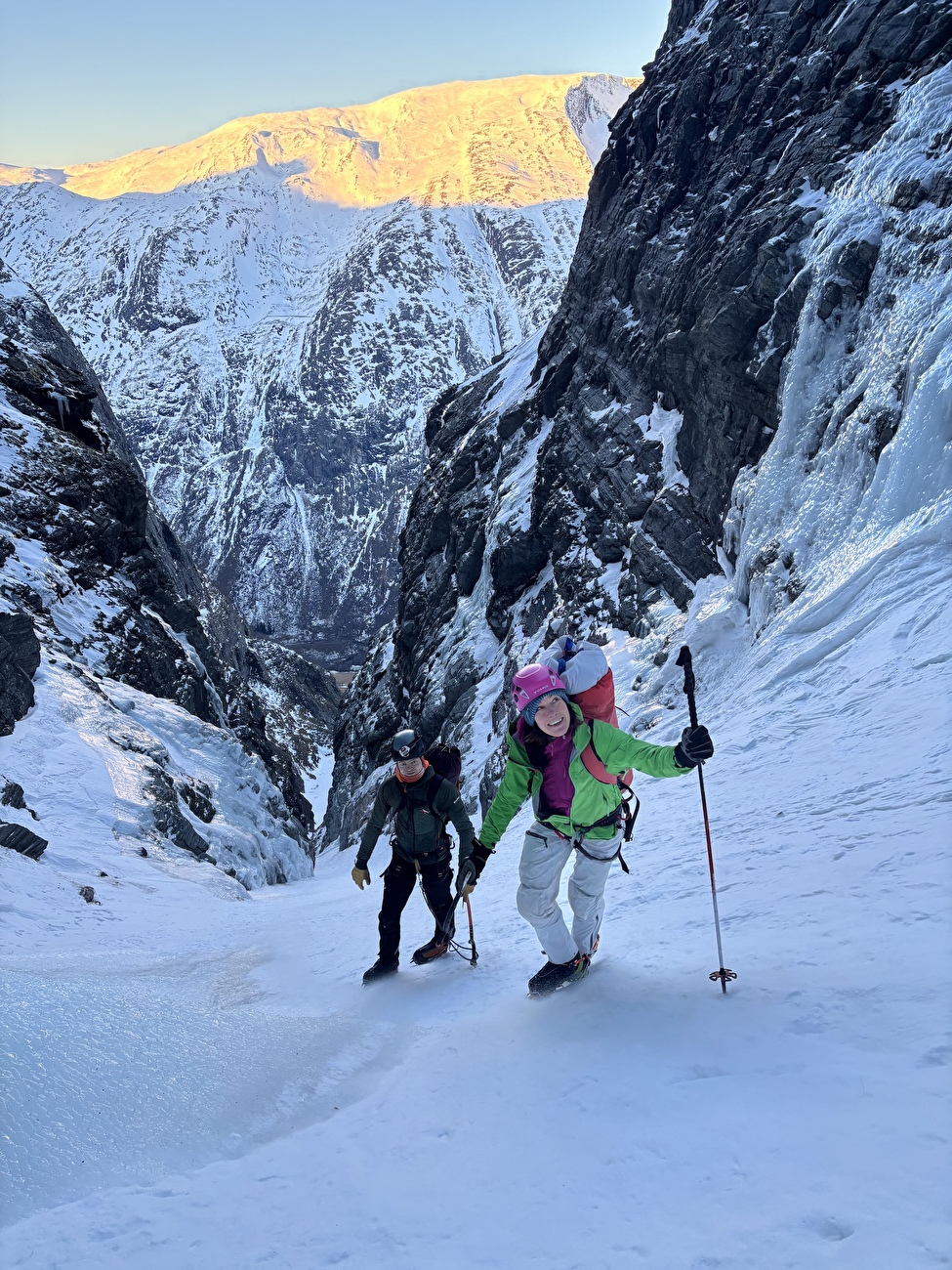 Escalade sur glace en Norvège, Ines Papert - La première ascension du 'Gjølatappen' sur la face NW du Gjøla (Litldalen, Sunndalsøra) en Norvège (Eivind Hugaas, Torje Stenkjær, Ines Papert 11/02/2026) Escalade sur glace en Norvège, Ines Papert - La première ascension du 'Gjølatappen' sur la face NW du Gjøla (Litldalen, Sunndalsøra) en Norvège (Eivind Hugaas, Torje Stenkjær, Ines Papert 11/02/2026)