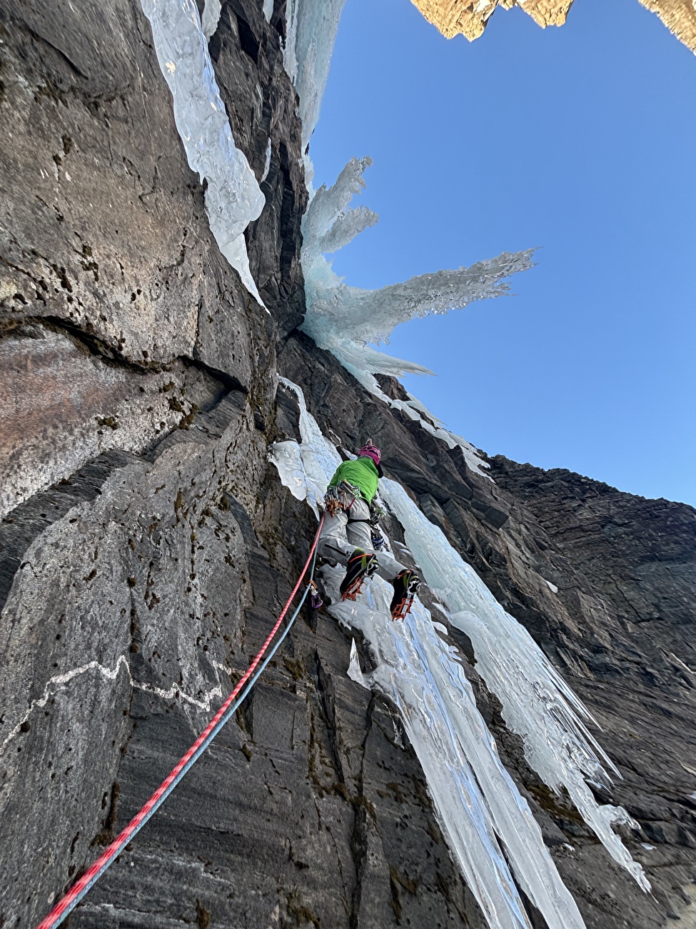 Escalade sur glace en Norvège, Ines Papert - La première ascension du 'Gjølatappen' sur la face NW du Gjøla (Litldalen, Sunndalsøra) en Norvège (Eivind Hugaas, Torje Stenkjær, Ines Papert 11/02/2026) Escalade sur glace en Norvège, Ines Papert - La première ascension du 'Gjølatappen' sur la face NW du Gjøla (Litldalen, Sunndalsøra) en Norvège (Eivind Hugaas, Torje Stenkjær, Ines Papert 11/02/2026)