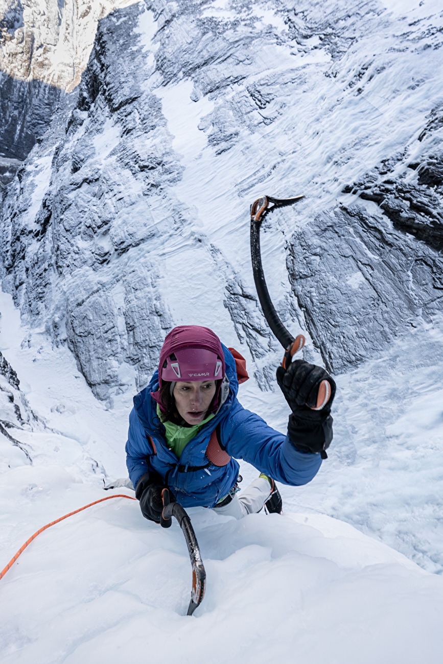 Escalade sur glace en Norvège, Ines Papert - La première ascension du 'Gjølatappen' sur la face NW du Gjøla (Litldalen, Sunndalsøra) en Norvège (Eivind Hugaas, Torje Stenkjær, Ines Papert 11/02/2026) Escalade sur glace en Norvège, Ines Papert - La première ascension du 'Gjølatappen' sur la face NW du Gjøla (Litldalen, Sunndalsøra) en Norvège (Eivind Hugaas, Torje Stenkjær, Ines Papert 11/02/2026)