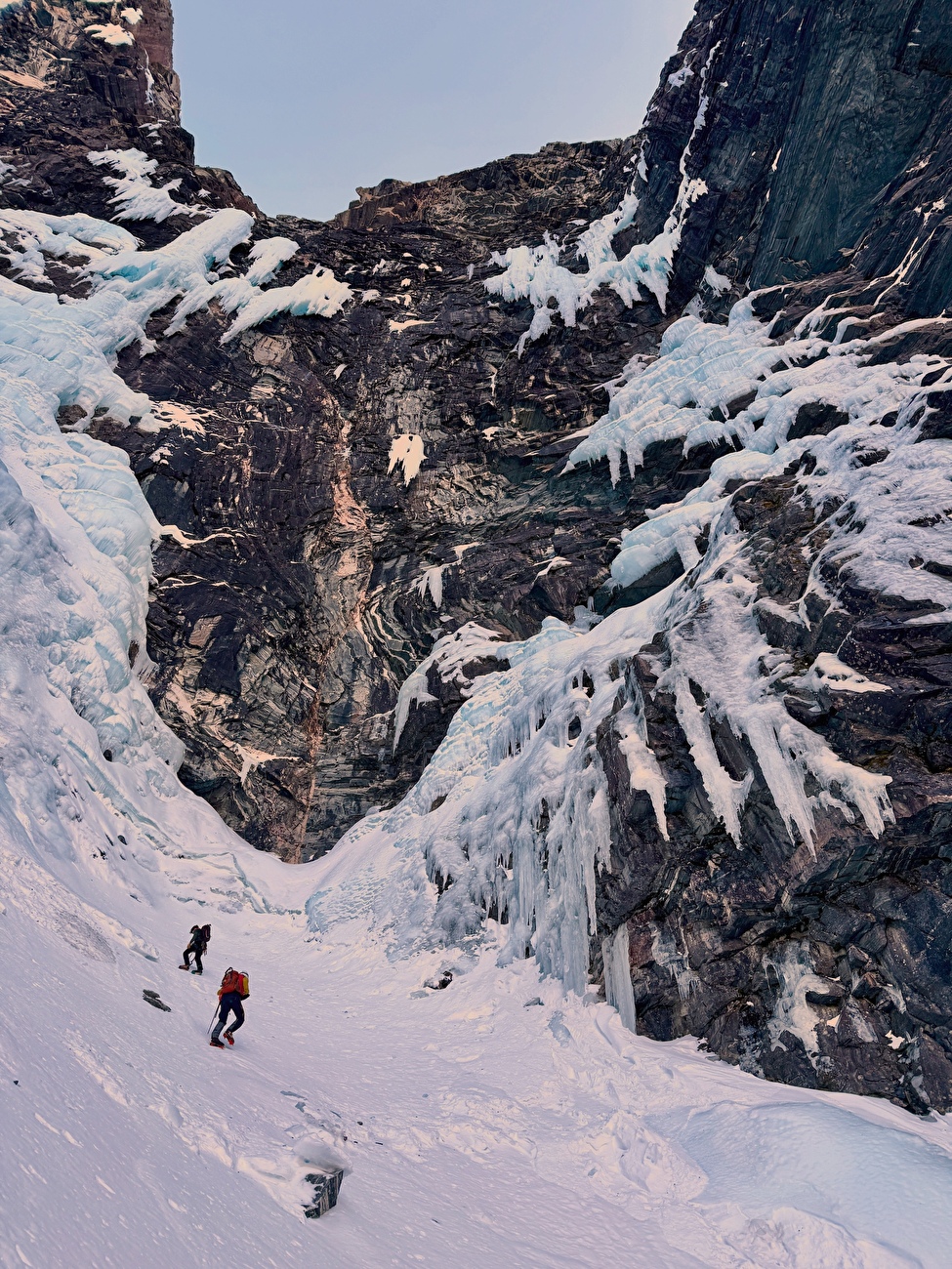 Escalade sur glace en Norvège, Ines Papert - La première ascension du 'Gjølatappen' sur la face NW du Gjøla (Litldalen, Sunndalsøra) en Norvège (Eivind Hugaas, Torje Stenkjær, Ines Papert 11/02/2026) Escalade sur glace en Norvège, Ines Papert - La première ascension du 'Gjølatappen' sur la face NW du Gjøla (Litldalen, Sunndalsøra) en Norvège (Eivind Hugaas, Torje Stenkjær, Ines Papert 11/02/2026)