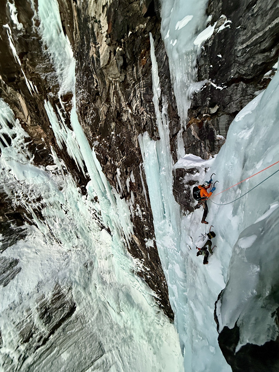Escalade sur glace en Norvège, Ines Papert - La première ascension du 'Gjølatappen' sur la face NW du Gjøla (Litldalen, Sunndalsøra) en Norvège (Eivind Hugaas, Torje Stenkjær, Ines Papert 11/02/2026) Escalade sur glace en Norvège, Ines Papert - La première ascension du 'Gjølatappen' sur la face NW du Gjøla (Litldalen, Sunndalsøra) en Norvège (Eivind Hugaas, Torje Stenkjær, Ines Papert 11/02/2026)