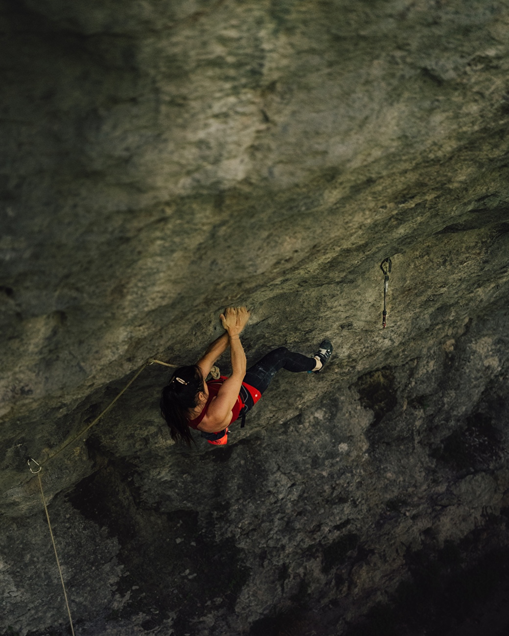Katherine Choong Ravage - Katherine Choong réalise la première ascension féminine de l'historique 'Ravage' (8b+/c) à Chuensiberg en Suisse le 2 mai 2026