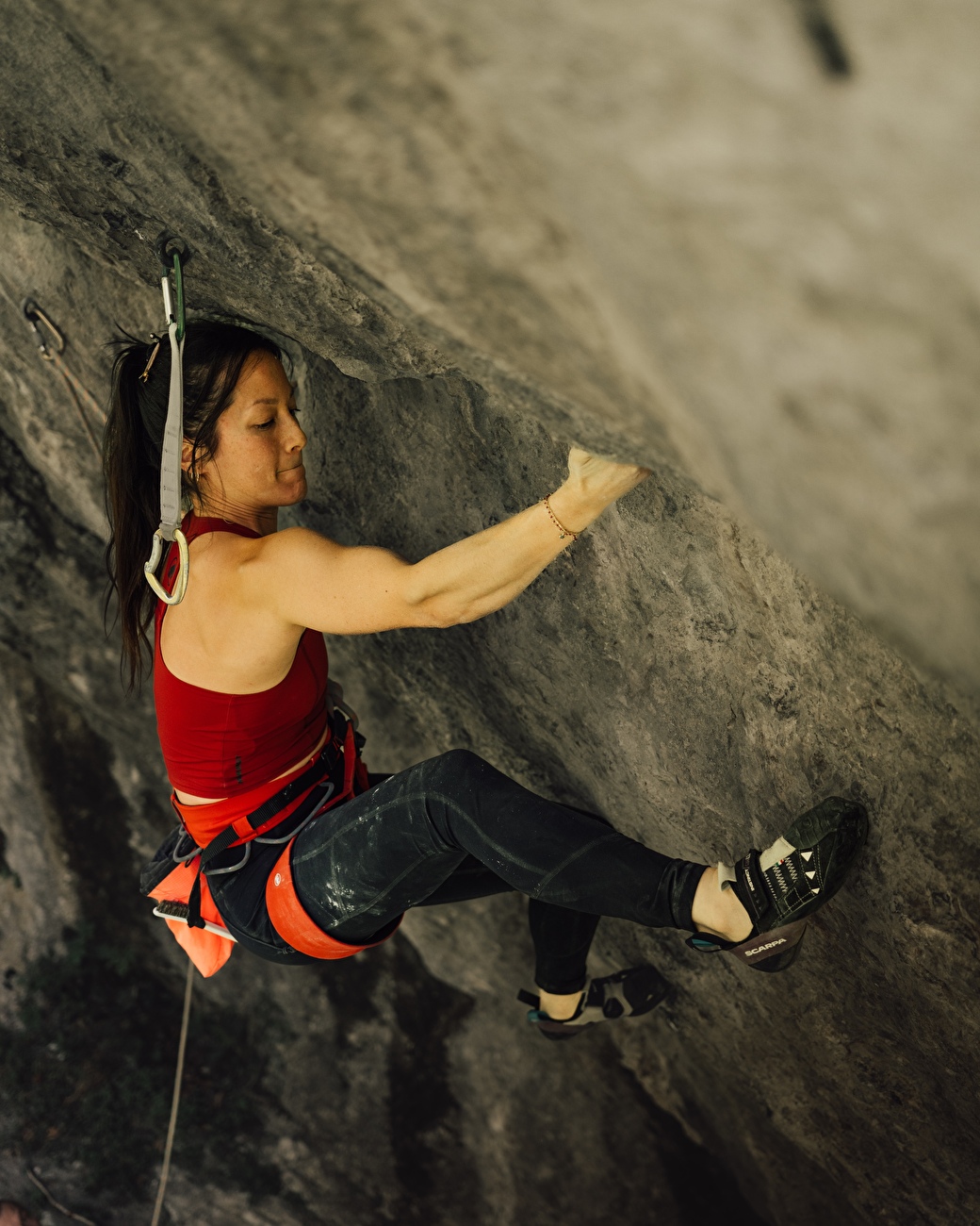 Katherine Choong Ravage - Katherine Choong réalise la première ascension féminine de l'historique 'Ravage' (8b+/c) à Chuensiberg en Suisse le 2 mai 2026