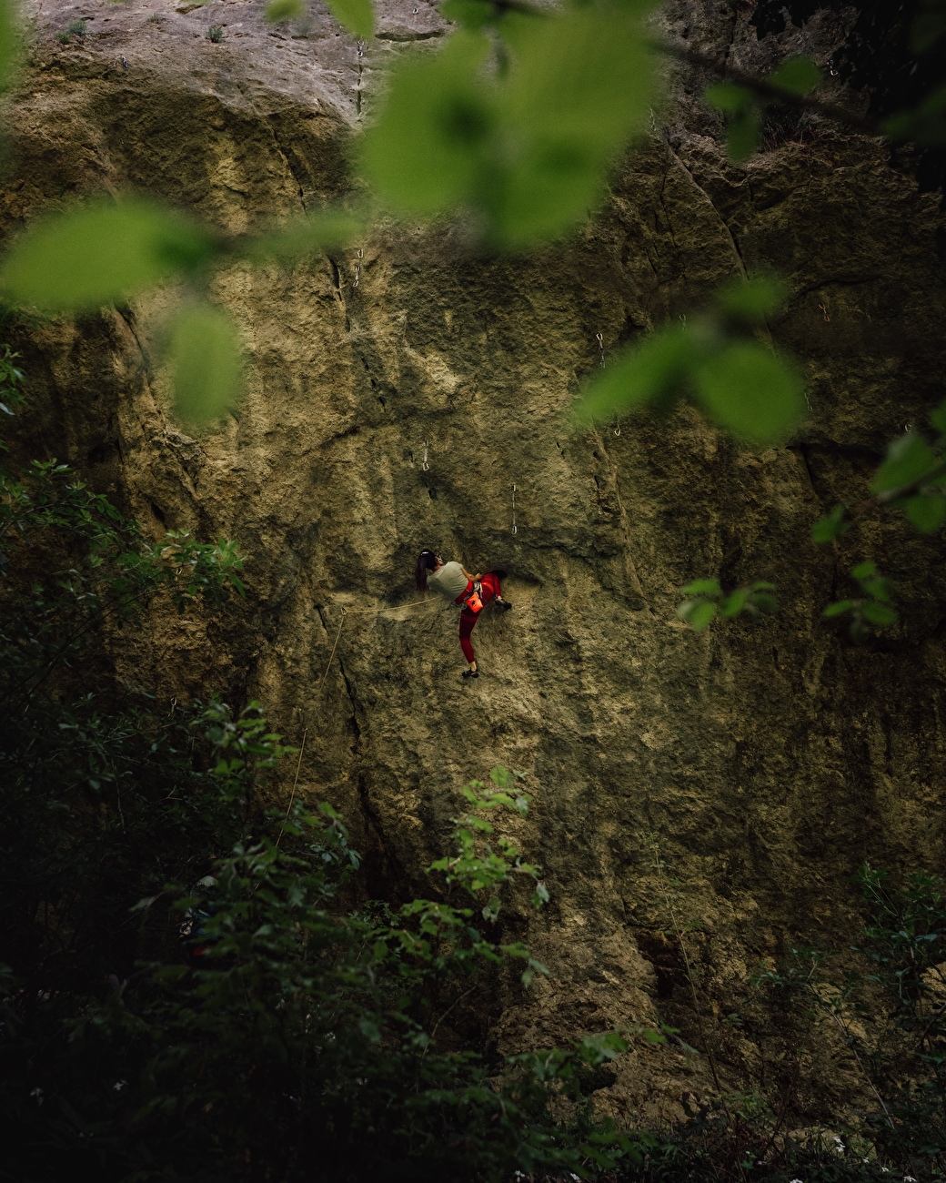 Katherine Choong Ravage - Katherine Choong réalise la première ascension féminine de l'historique 'Ravage' (8b+/c) à Chuensiberg en Suisse le 2 mai 2026