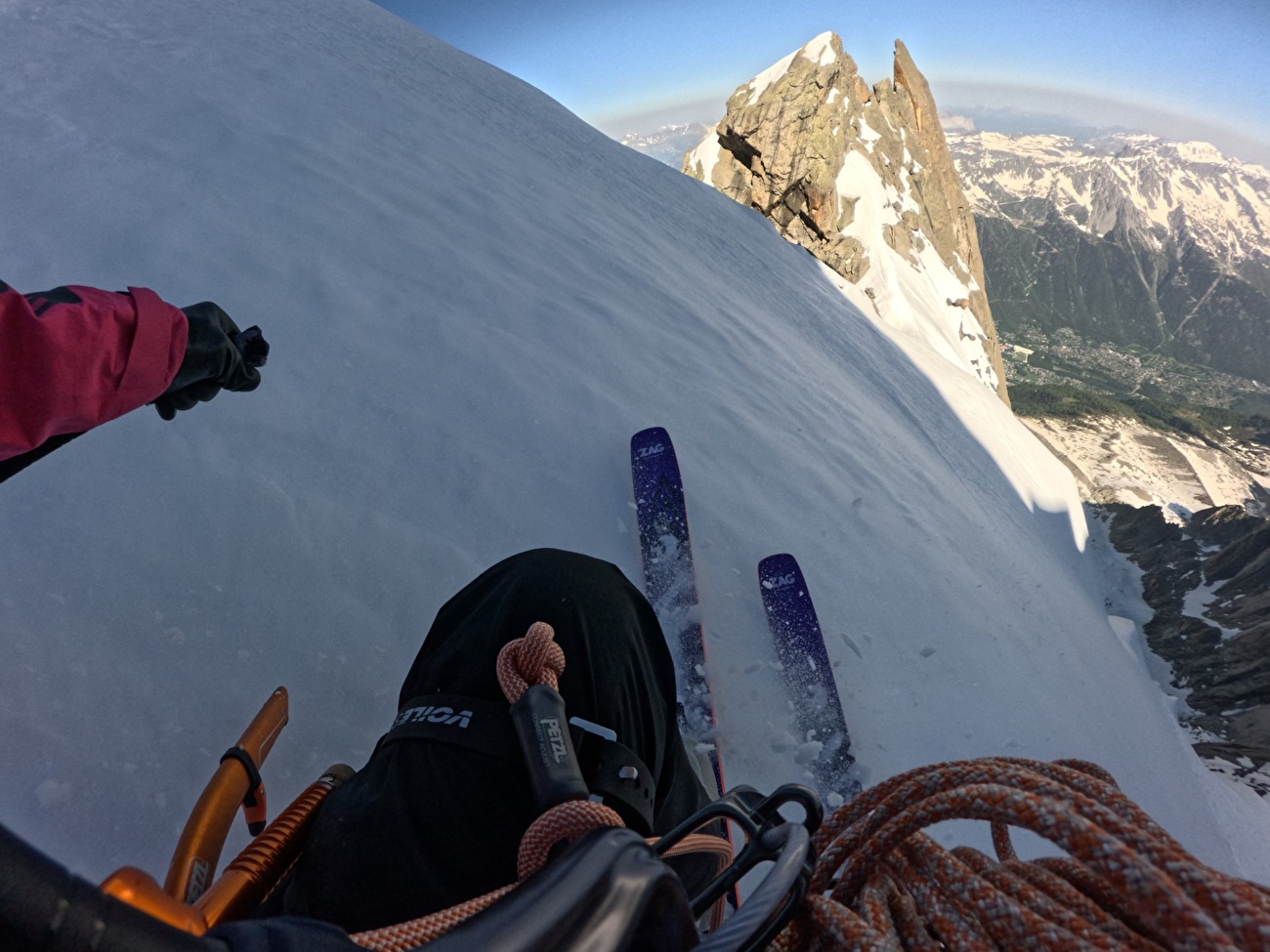 Matthias Giraud Aiguille du Plan - Matthias Giraud réalise le premier BASE Jump à ski depuis la face Nord de l'Aiguille du Plan le 26/05/2026
