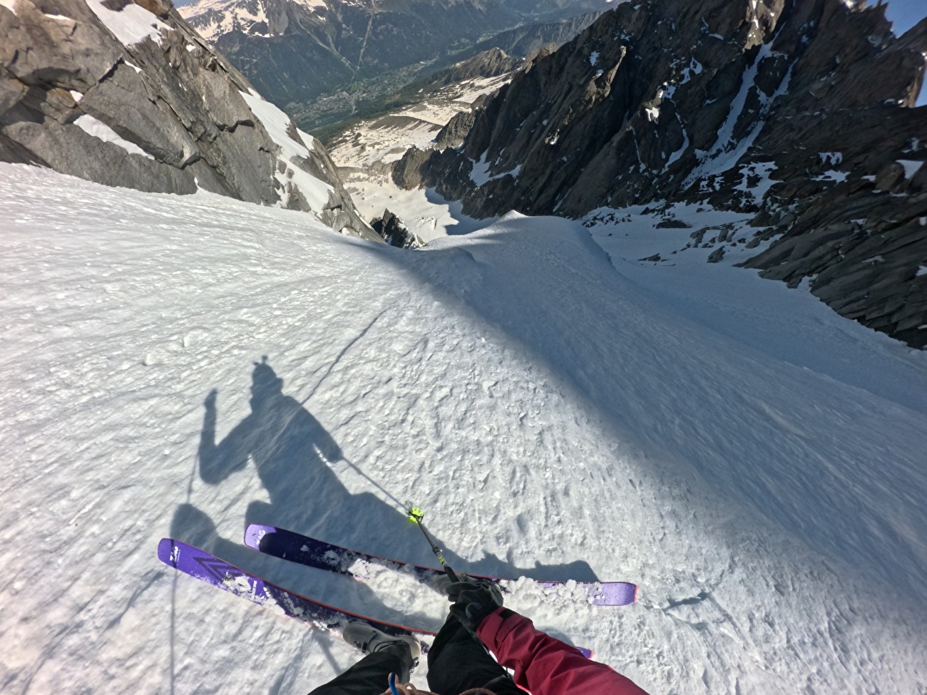 Matthias Giraud Aiguille du Plan - Matthias Giraud réalise le premier BASE Jump à ski depuis la face Nord de l'Aiguille du Plan le 26/05/2026