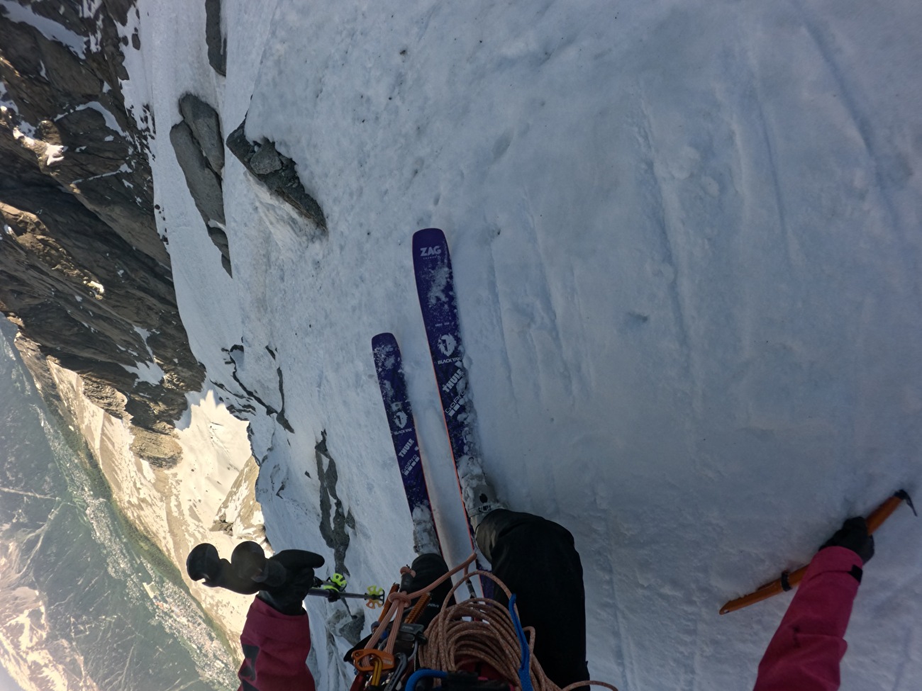 Matthias Giraud Aiguille du Plan - Matthias Giraud réalise le premier BASE Jump à ski depuis la face Nord de l'Aiguille du Plan le 26/05/2026