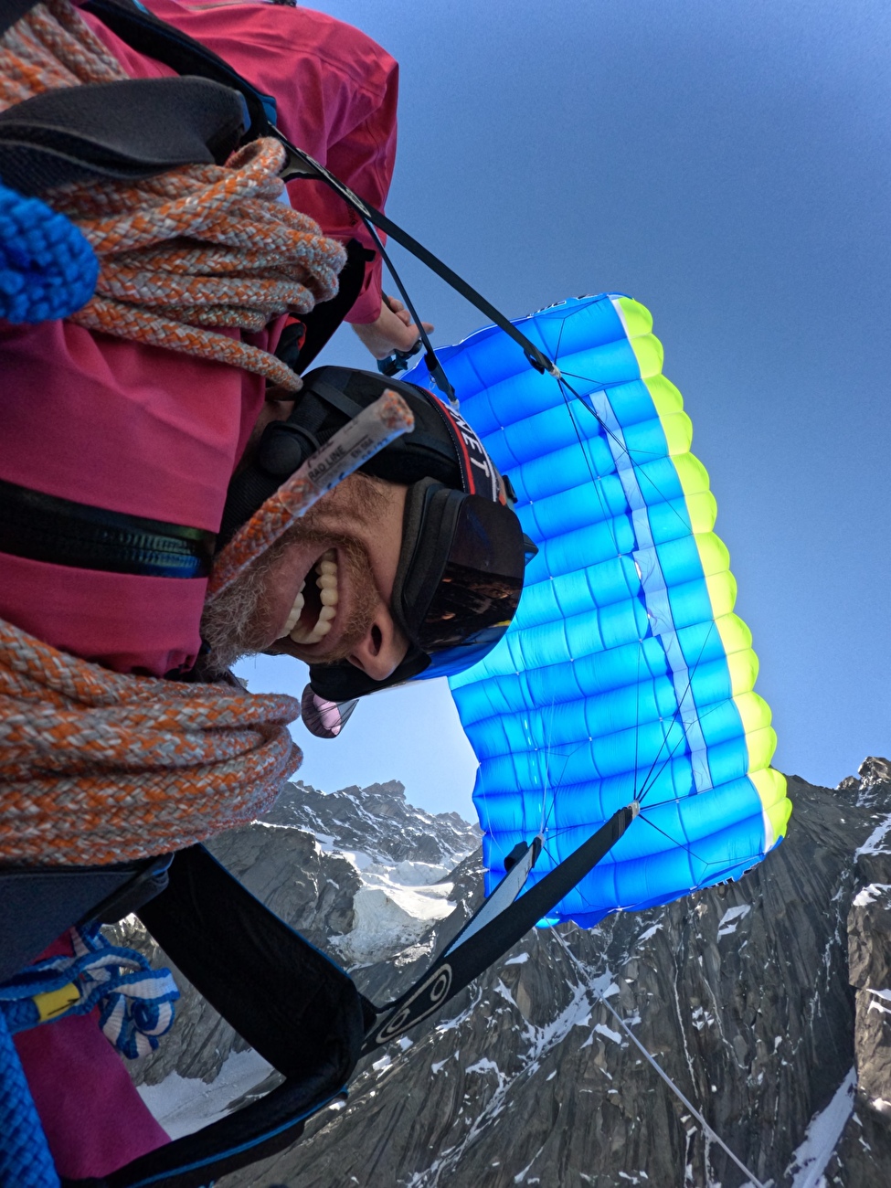 Matthias Giraud Aiguille du Plan - Matthias Giraud réalise le premier BASE Jump à ski depuis la face Nord de l'Aiguille du Plan le 26/05/2026
