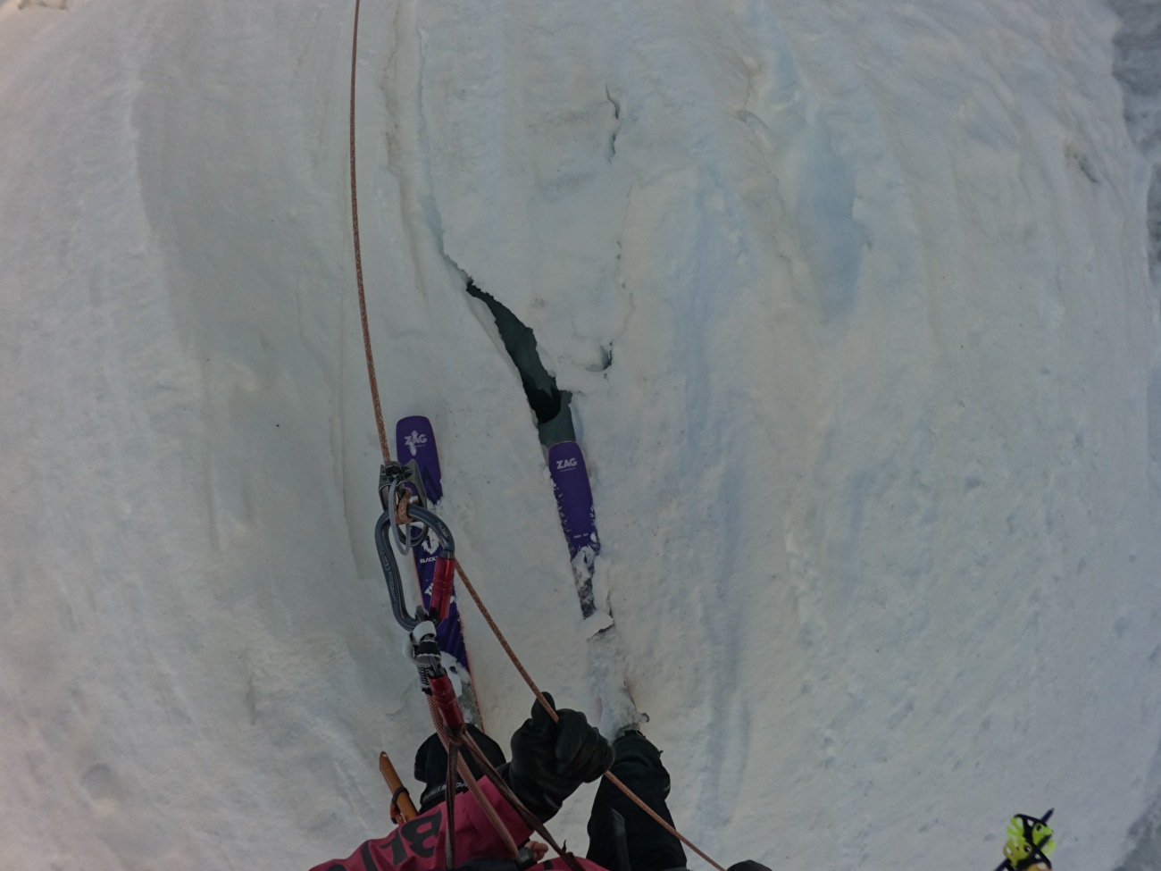 Matthias Giraud Aiguille du Plan - Matthias Giraud réalise le premier BASE Jump à ski depuis la face Nord de l'Aiguille du Plan le 26/05/2026