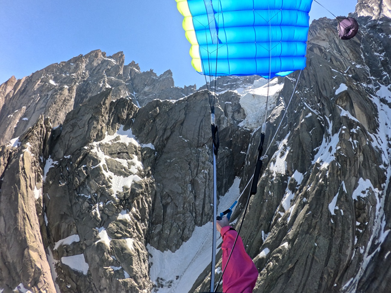 Matthias Giraud Aiguille du Plan - Matthias Giraud réalise le premier BASE Jump à ski depuis la face Nord de l'Aiguille du Plan le 26/05/2026