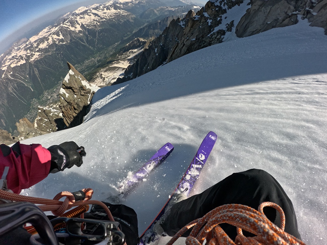 Matthias Giraud Aiguille du Plan - Matthias Giraud réalise le premier BASE Jump à ski depuis la face Nord de l'Aiguille du Plan le 26/05/2026