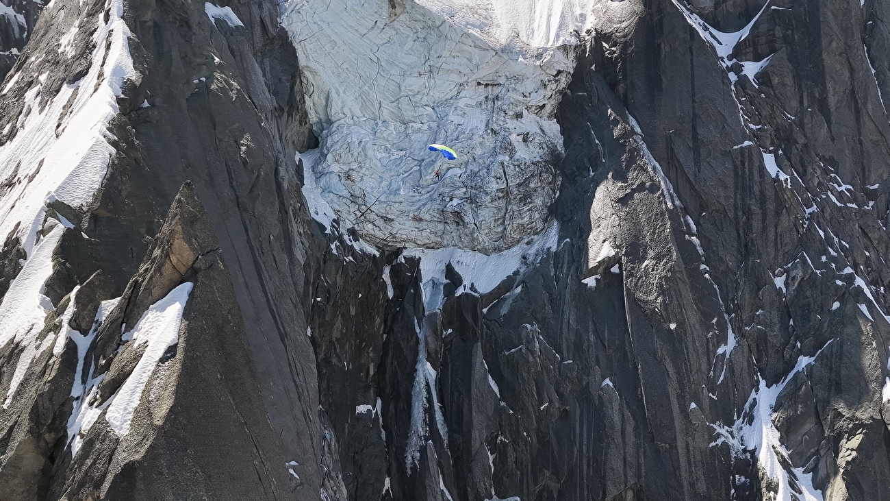 Matthias Giraud Aiguille du Plan - Matthias Giraud réalise le premier BASE Jump à ski depuis la face Nord de l'Aiguille du Plan le 26/05/2026