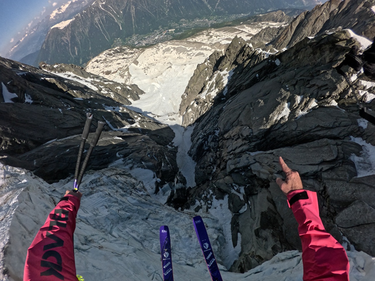 Matthias Giraud Aiguille du Plan - Matthias Giraud réalise le premier BASE Jump à ski depuis la face Nord de l'Aiguille du Plan le 26/05/2026