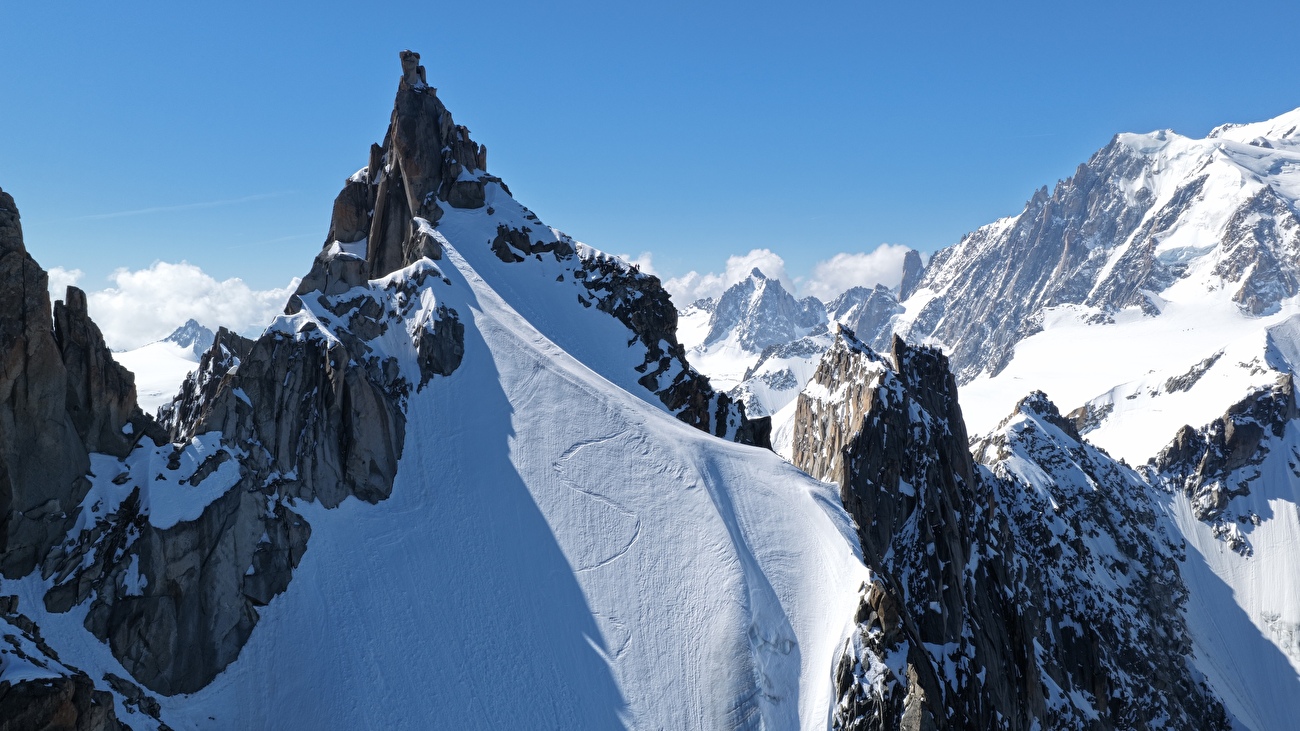 Matthias Giraud Aiguille du Plan - Matthias Giraud réalise le premier BASE Jump à ski depuis la face Nord de l'Aiguille du Plan le 26/05/2026