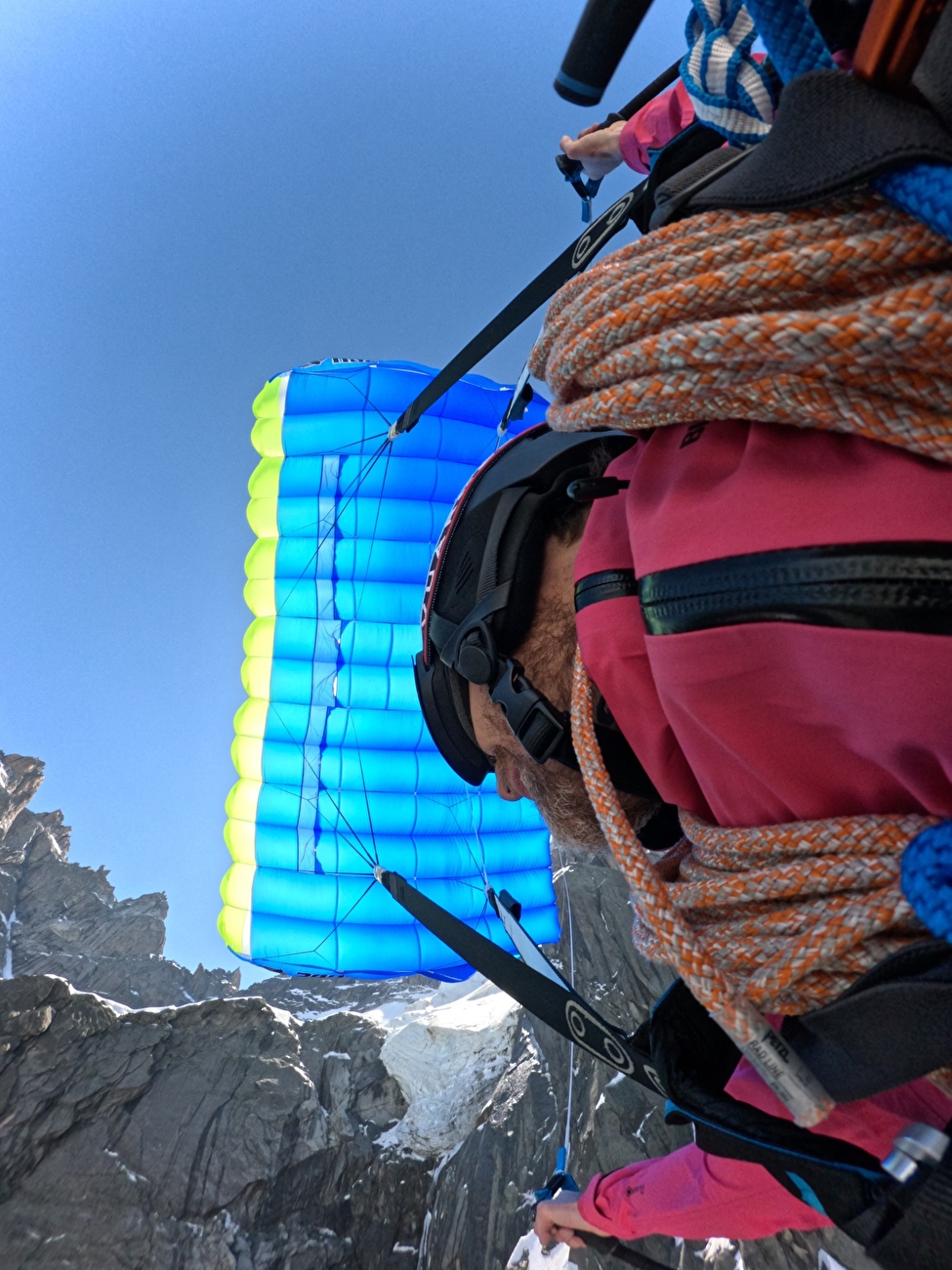Matthias Giraud Aiguille du Plan - Matthias Giraud réalise le premier BASE Jump à ski depuis la face Nord de l'Aiguille du Plan le 26/05/2026