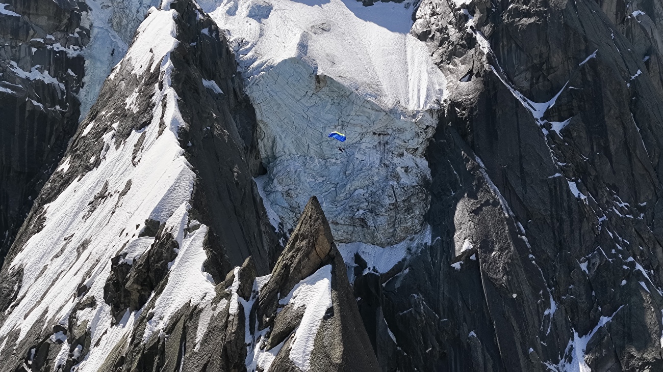 Matthias Giraud Aiguille du Plan - Matthias Giraud réalise le premier BASE Jump à ski depuis la face Nord de l'Aiguille du Plan le 26/05/2026