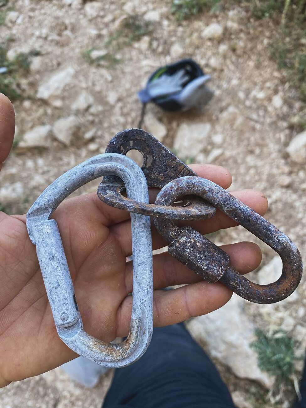 Reboulonnage du mur jamais endormi San Vito Lo Capo - Un vieux boulon au mur jamais endormi à San Vito Lo Capo, Sicile